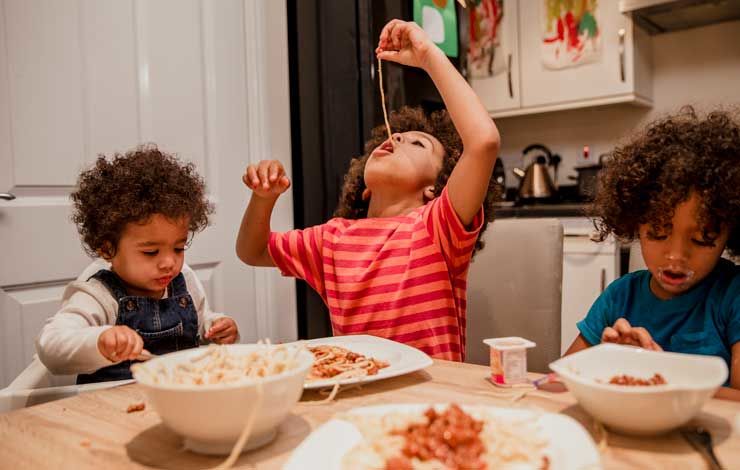 niños comiendo