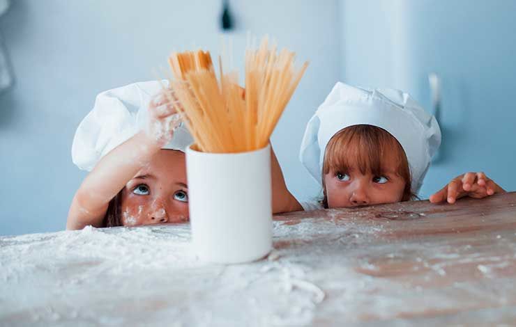 niñas cocinando