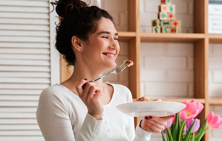 mujer comiendo